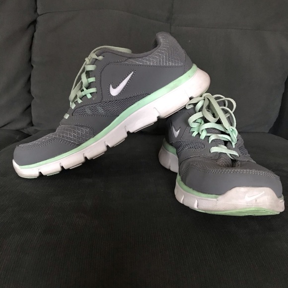 Women’s Nike shoes - Picture 2 of 2